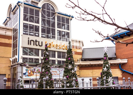 Eingang Intu Lakeside Shopping Mall mit Christbaumschmuck. Stockfoto