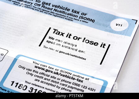 Steuern oder es auf einem Vordruck V11 Auto Verlängerung der Lizenz verlieren. Stockfoto