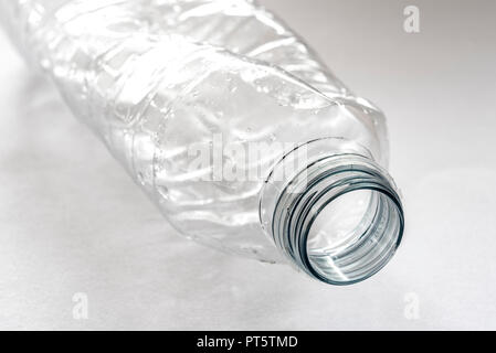 Leere Plastikflasche, Umwelt- problem. Kunststoffabfälle Problem, Wiederverwendbar oder für den Einmalgebrauch. Stockfoto