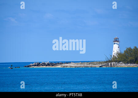 Weißen Leuchtturm am Eingang von Paradise Island Harbour in Nassau Bahamas Stockfoto