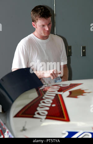 Dale Earnhardt Jr. inspiziert, der mit seinem Wagen bei NASCAR Nextel Cup Pepsi 400 in Daytona International Speedway in Daytona Beach, Florida am 5. Juli 2007 Stockfoto