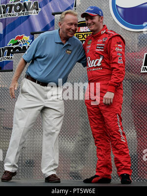 Dale Earnhardt Jr. (R) und Pete Hamilton besuchen Treiber Einführung vor Beginn der NASCAR Nextel Cup Pepsi 400 in Daytona International Speedway in Daytona Beach, Florida am 7. Juli 2007. Stockfoto