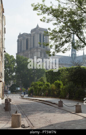 Ansicht der Notre-Dame de Paris in der Rue Saint-Julien le Pauvre, Frankreich. Stockfoto