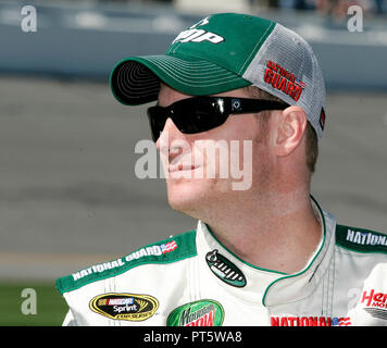 Dale Earnhardt Jr. wartet auf Grubestraße für seine Umdrehung für das Daytona 500 Daytona International Speedway in Daytona Beach, Florida, am 10. Februar 2008 zu qualifizieren. Stockfoto