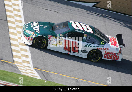 Dale Earnhardt jr überquert die Ziellinie Gewinnen der NASCAR Gatorade Duell #1 Qualifikationsrennen für die Daytona 500 Daytona International Speedway in Daytona Beach, Florida, am 14. Februar 2008. Stockfoto