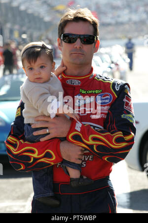 Jeff Gordon geht hinunter Grubestraße hielt seine Tochter Ella Sofia vor der Ausführung der NASCAR Gatorade Duell #2 Qualifikationsrennen für die Daytona 500 Daytona International Speedway in Daytona Beach, Florida, am 14. Februar 2008. Stockfoto