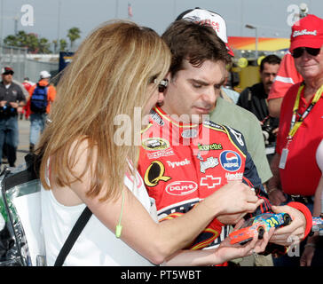 Vier zeit NASCAR Sprint Cup Champion Jeff Gordon Autogramme, während er zu seinem Auto, vor Beginn der Praxis für die Daytona 500 Daytona International Speedway in Daytona Beach, Florida, am 15. Februar 2008. Stockfoto