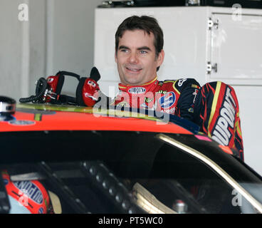 Vier zeit NASCAR Sprint Cup Champion Jeff Gordon steigt in sein Auto, vor Beginn der Praxis für die Daytona 500 Daytona International Speedway in Daytona Beach, Florida, am 15. Februar 2008. Stockfoto