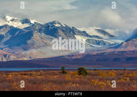 Gulkana Gletscher über Summit Lake von Denali Highway im Herbst Stockfoto