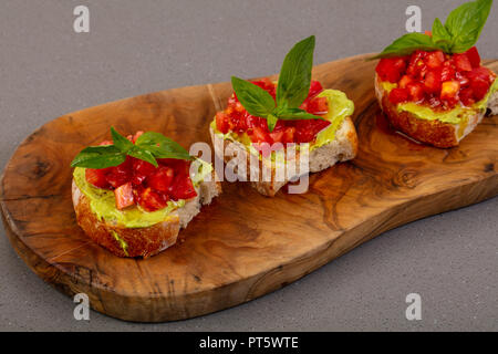 Bruschetta mit Tomaten und Avocado Stockfoto