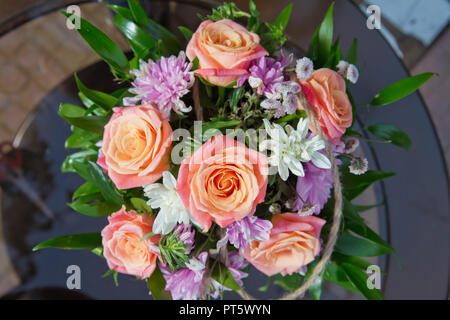 Hochzeit Floristik, Überraschung. Bouquet, Frühling. schöne Rose und künstliche Blumen. Violette und weiße Rose. Bunte Rosen in einer blumigen Hochzeit Dekoration. Schönen Blumenstrauß aus Rosen close-up. Stockfoto