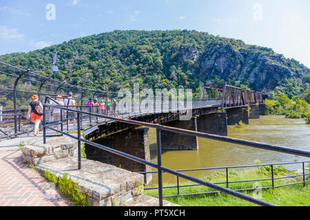 Appalachian Trail Gehweg auf der Eisenbahnbrücke über der oberen Potomac River in Harpers Ferry National Historical Park in West Virginia Stockfoto