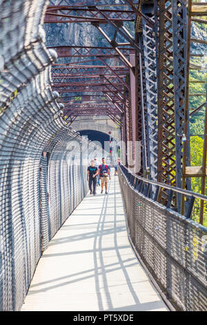 Appalachian Trail Gehweg auf der Eisenbahnbrücke über der oberen Potomac River in Harpers Ferry National Historical Park in West Virginia Stockfoto