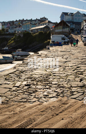 Paar einen Stein Bootsanleger im New Quay, Ceredigion, Wales. Foto am 27. September 2018 getroffen Stockfoto