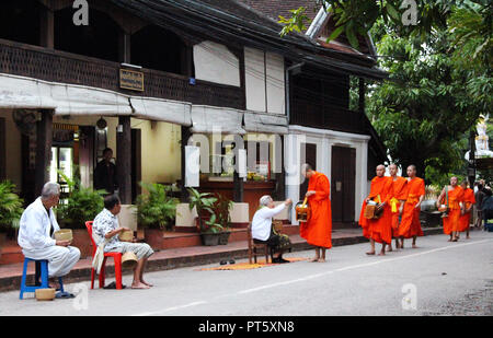 Mönchen Almosen annehmen, Luang Prabang Stockfoto