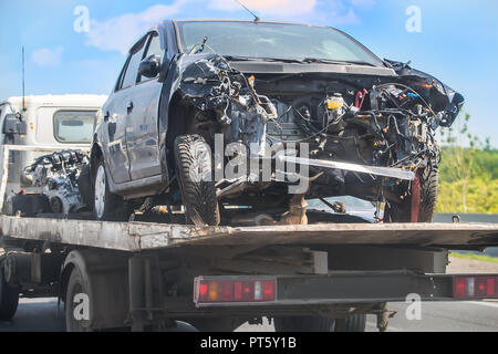 Hilfe auf der Straße transportiert Wrecker gebrochen Auto Stockfoto