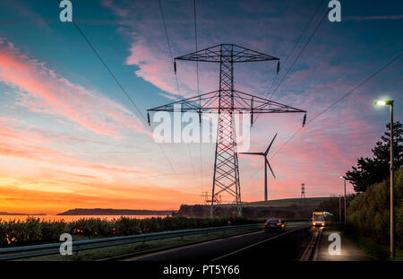 Ringaskiddy, Cork, Irland. 17. Dezember 2016. Strommasten Silhouette gegen einen Dämmerung Himmel in Ringaskiddy, Co Cork, Irland. Stockfoto
