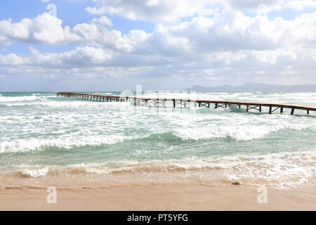 Europa Spanien Norden Mallorca Playa de Muro, langen Holzsteg in der Bucht von Alcudia bei heftigen Sturm Stockfoto