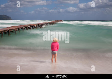 Europa Spanien Norden Mallorca Playa de Muro, langen Holzsteg in der Bucht von Alcudia bei heftigen Sturm Stockfoto