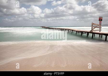 Europa Spanien Norden Mallorca Playa de Muro, langen Holzsteg in der Bucht von Alcudia bei heftigen Sturm Stockfoto