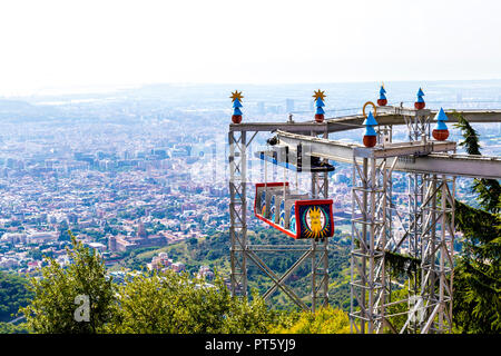 L'Embruixabruixes Luftseilbahn mit Barcelona im Hintergrund am Vergnügungspark Tibidabo, 5, Barcelona, Spanien Stockfoto