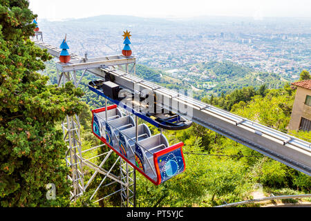 L'Embruixabruixes Luftseilbahn mit Barcelona im Hintergrund am Vergnügungspark Tibidabo, 5, Barcelona, Spanien Stockfoto