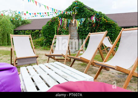 Lounge Zone der Veranstaltung mit Stühlen und Tisch Stockfoto