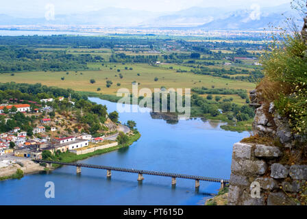 Blick auf das Tal des Flusses Buna und Bahcallek Stadt aus der Burg Rozafa, Shkodra, Albanien. Stockfoto