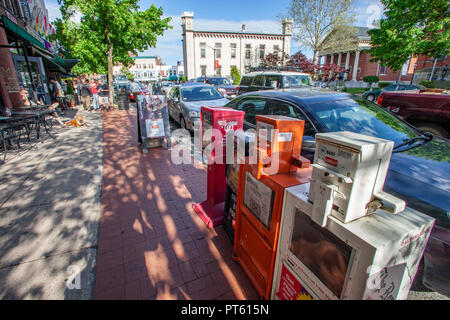 Zeitung Boxen auf der Main Street in Northampton, MA Stockfoto