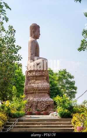 Buddha Statue in der Vipassana Dhura buddhistisches Meditationszentrum in Oudong, ehemalige Hauptstadt Kambodschas Stockfoto