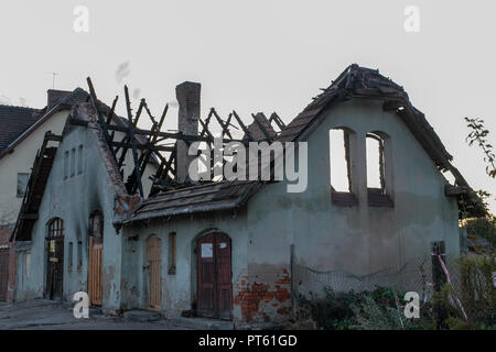 Eine alte verbrannte Haus. Er Ruinen nach dem Brand des Gebäudes für Wohnzwecke bestimmt sind. Jahreszeit der Herbst. Stockfoto