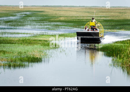 Miami Florida, Everglades National Park, Airboat Rider, schwarze Familie Familien Eltern Kind Kinder, Paar, Mann Männer männlich, Frau weibliche Frauen Stockfoto