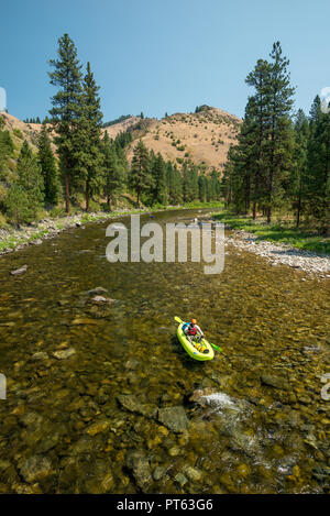 Eine aufblasbare Kajaks, Paddeln in Idaho Selway River. Stockfoto