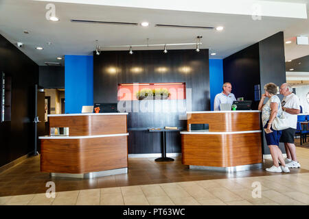 St. Saint Petersburg, Florida, Madeira Beach, Courtyard Marriott, Hotelhotels in Motelhotels, Reservierungen an der Rezeption in der Lobby, ältere Senioren, alt Stockfoto