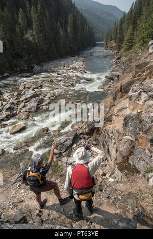 River Runners scouting Wolf Creek Stromschnellen auf der Idaho Selway River. Stockfoto