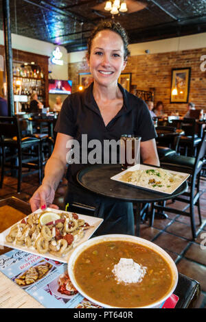 Lakeland Florida, Harry's Seafood Bar & Grille, Restaurants, Restaurants, Restaurants, Restaurants, Restaurants, Cafés, Inneneinrichtung, Bedienung der Kellnerin, Calamari Bowl Gumb Stockfoto