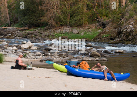 River Runners Camping auf dem Strand entlang der Selway River in Idaho. Stockfoto