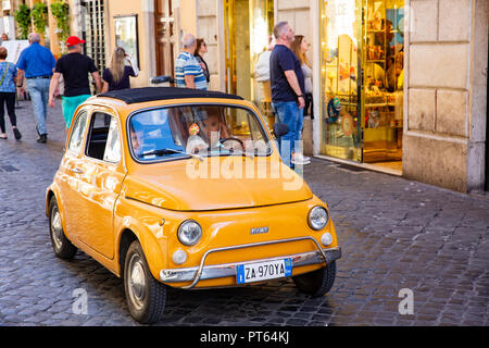 Lady fahren classic Fiat 500 Motor Car durch die engen Gassen von Rom, Italien, Europa Stockfoto