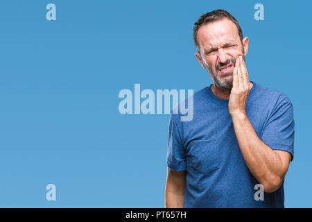 Mittleres Alter hoary älterer Mann über isolierte Hintergrund berühren den Mund mit der Hand mit schmerzhaften Ausdruck wegen Zahnschmerzen oder zahnmedizinische Krankheit auf die Zähne. Stockfoto