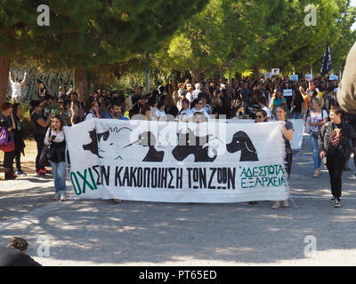 Athen, Griechenland. 06 Okt, 2018. Tierschützer in Athen gegen Tierquälerei demonstrieren, die an der offiziellen Tierrechte März. Credit: George Panagakis/Pacific Press/Alamy leben Nachrichten Stockfoto