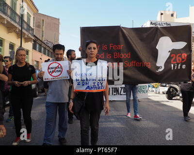 Athen, Griechenland. 06 Okt, 2018. Tierschützer in Athen gegen Tierquälerei demonstrieren, die an der offiziellen Tierrechte März. Credit: George Panagakis/Pacific Press/Alamy leben Nachrichten Stockfoto