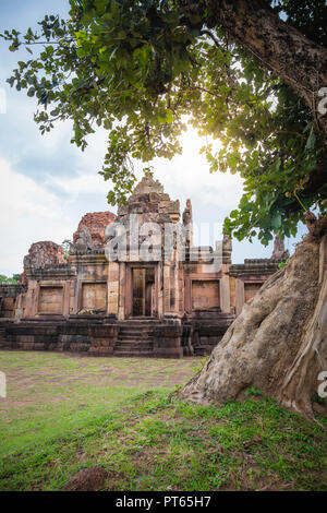 Fantastische archäologische Stätte Prasat Muang Tam oder Castle in der Nähe von Prasat Muang Tam Phanomrung Historical Park in Buriram in Thailand. Stockfoto