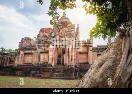 Fantastische archäologische Stätte Prasat Muang Tam oder Castle in der Nähe von Prasat Muang Tam Phanomrung Historical Park in Buriram in Thailand. Stockfoto