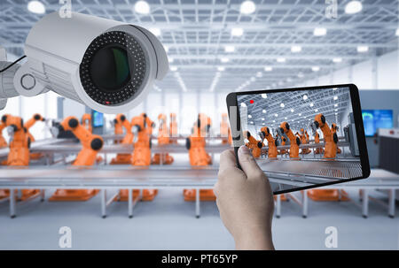 3D-rendering Sicherheit Kamera oder Überwachungskamera in der Fabrik Kontrolle durch Tablet Stockfoto