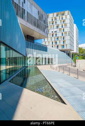 Rom, Italien - Die moderne Tiburtino Bezirk gelegen, in der Nähe vom Bahnhof Tiburtina, während eines Sommer Sonntag besucht. Hier die modernen Gebäude mit Glas. Stockfoto