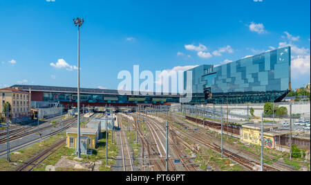 Rom, Italien - Die moderne Tiburtino Bezirk gelegen, in der Nähe vom Bahnhof Tiburtina, während eines Sommer Sonntag besucht. Hier die modernen Gebäude mit Glas. Stockfoto