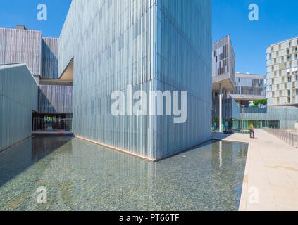 Rom, Italien - Die moderne Tiburtino Bezirk gelegen, in der Nähe vom Bahnhof Tiburtina, während eines Sommer Sonntag besucht. Hier die modernen Gebäude mit Glas. Stockfoto