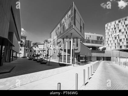 Rom, Italien - Die moderne Tiburtino Bezirk gelegen, in der Nähe vom Bahnhof Tiburtina, während eines Sommer Sonntag besucht. Hier die modernen Gebäude mit Glas. Stockfoto