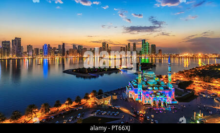 Schuß für den berühmten Khalid See in Sharjah, VAE während der light Festival einen berühmten Fall jedes Jahr in Sharjah zur Kenntnis genommen Stockfoto