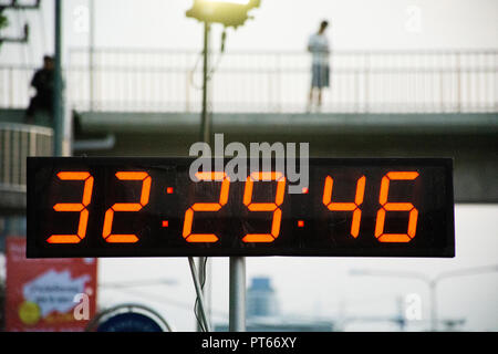 Stoppuhr oder digitale Zeitschaltuhr für Timer Läufer in Charity Event und Marathon Rennen bei Nonthaburi Stadt läuft in Nonthaburi, Thailand Stockfoto